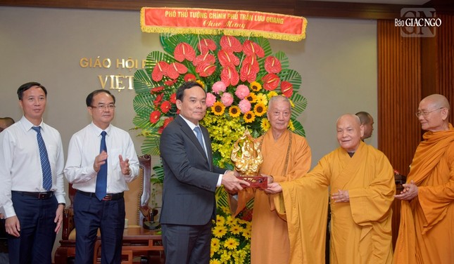 Đức Pháp chủ và Hòa thượng Chủ tịch tặng pho tượng Bồ-tát Thích Quảng Đức vị pháp thiêu thân đến Phó Thủ tướng Chính phủ Trần Lưu Quang