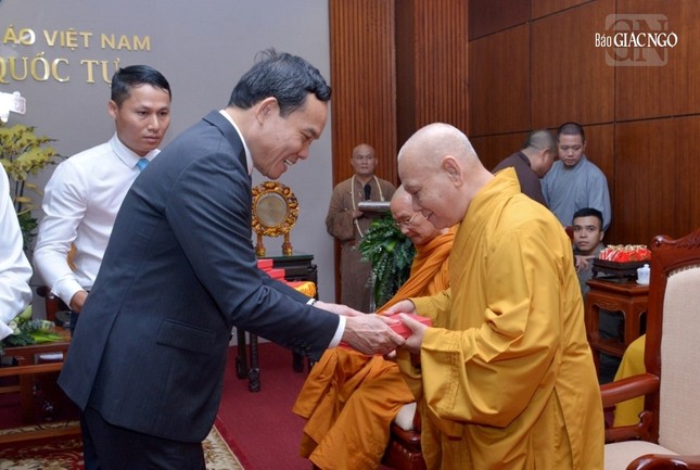 Tặng quà lưu niệm đến Hòa thượng Chủ tịch Hội đồng Trị sự GHPGVN