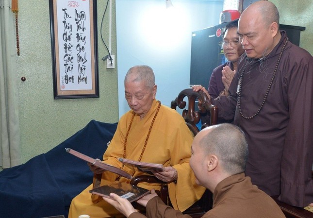 Chư Tăng và các vị cận sự Trưởng lão Hoà thượng dâng Đức Pháp chủ các bản khắc in kinh điển Đại thừa do Trưởng lão Hoà thượng Thích Trí Tịnh san định cúng dường