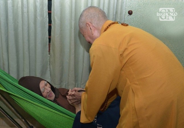 Nhị vị Trưởng lão thăm hỏi nhau trong đạo tình