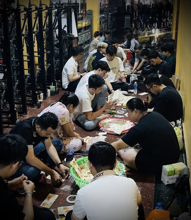 Các Phật tử phát tâm thực hiện lồng đèn trung thu thủ công tặng các em nhỏ