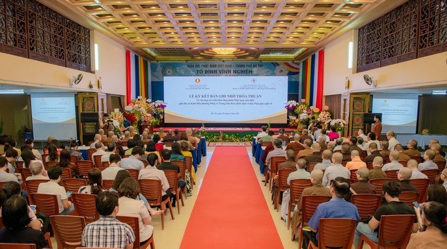 Buổi ký kết diễn ra tại chùa Long Hưng - Ảnh: Viện Trần Nhân Tông Buổi ký kết diễn ra tại chùa Long Hưng - Ảnh: Viện Trần Nhân Tông