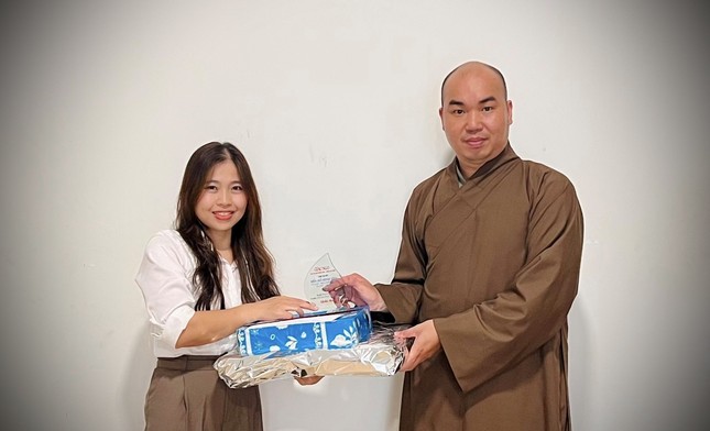 Đại đức Thích Quảng Hậu trao giải Ba đến tác giả Nguyễn Hiên Đại đức Thích Quảng Hậu trao giải Ba đến tác giả Nguyễn Hiên