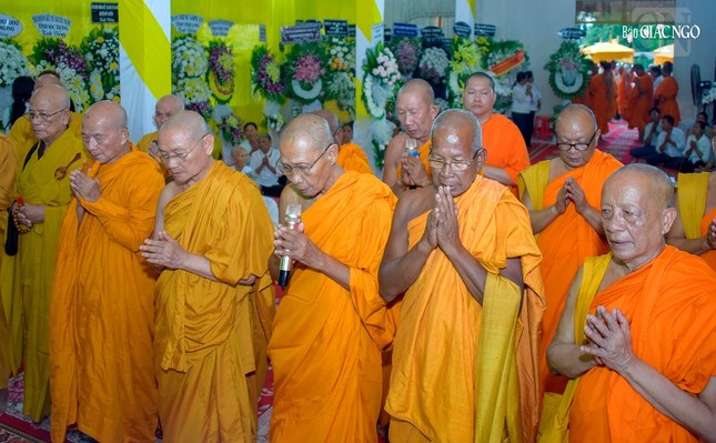 Trưởng lão Hòa thượng Chau Ty chủ trì nghi thức cầu nguyện