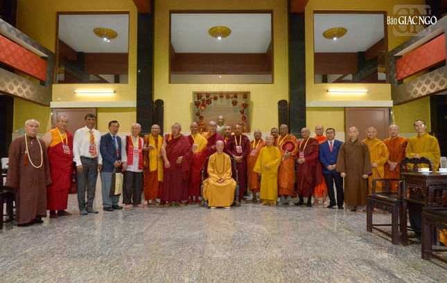 Các đại biểu tham dự chụp hình lưu niệm với Đức Pháp chủ GHPGVN