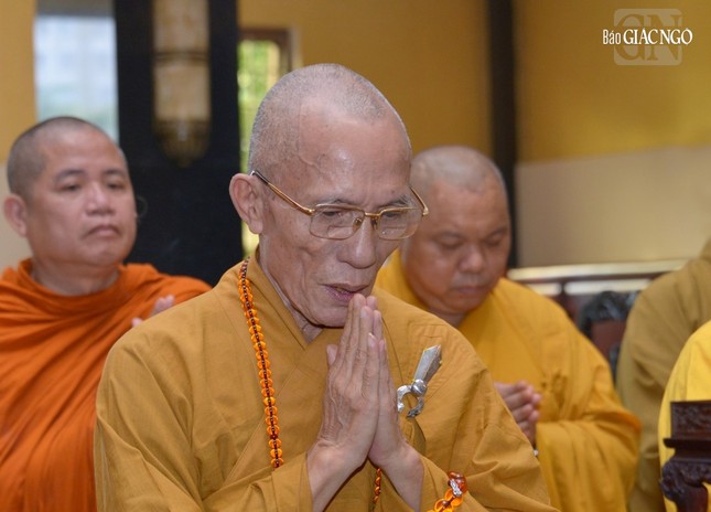 Hòa thượng Thích Huệ Trí và chư tôn đức cung thỉnh Đức Pháp chủ quang lâm khai thị tại Đại giới đàn Minh Nguyệt do Ban Trị sự GHPGVN tỉnh Bà Rịa - Vũng Tàu tổ chức