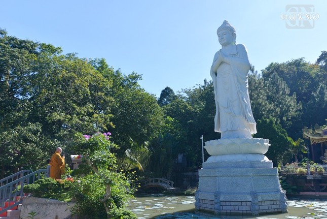 Tôn tượng Đức Phật A Di Đà cao 9 mét vừa được tôn tạo gần đỉnh núi Thị Vãi