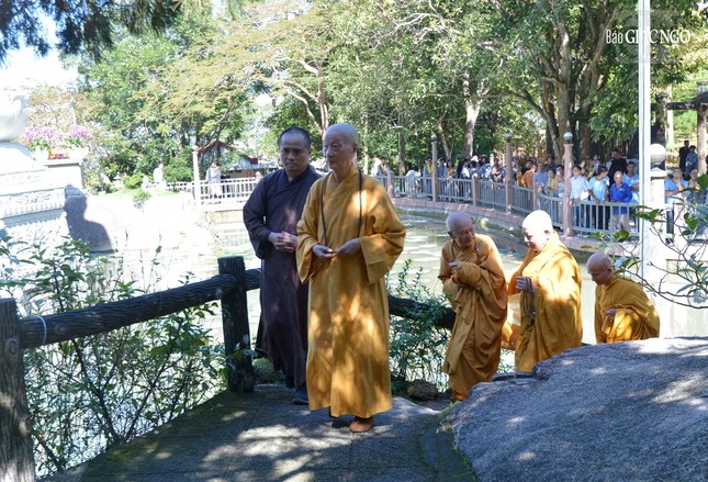 Thăm lại chốn Tổ