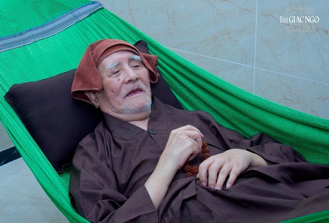 Và vẫn nếp quen nằm võng, yên tịnh lần tràng nhiếp tâm niệm Phật (ảnh do PV Báo Giác Ngộ ghi nhận tại chùa Vĩnh Nghiêm, Q.3, TP.HCM, chiều 28-10-2023)