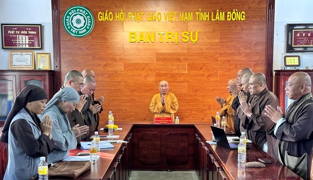 Phiên họp của Ban Trị sự GHPGVN tỉnh Lâm Đồng chiều 1-11-2023 do Hòa thượng Thích Thanh Tân chủ trì nhằm xem xét biện pháp kỷ luật đối với Sư cô Thích nữ Vạn Ngọc - Ảnh: Ban Thông tin - Truyền thông Phật giáo tỉnh Lâm Đồng