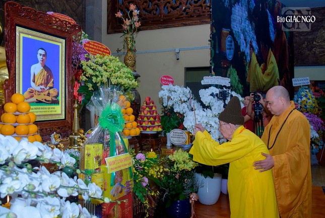 Trưởng lão Hòa thượng Thích Đức Nghiệp quang lâm thắp hương tưởng niệm