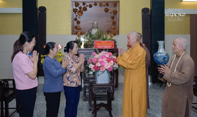 Phái đoàn tặng hoa chúc mừng Phái đoàn tặng hoa chúc mừng