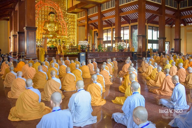 Đức Pháp chủ đăng tòa khai đạo giới tử