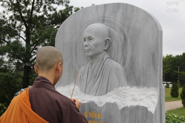 Phù điêu chân dung Thiền sư Thích Nhất Hạnh Phù điêu chân dung Thiền sư Thích Nhất Hạnh