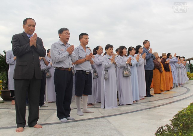 Phật tử tham dự đồng tụng sám nguyện Phật tử tham dự đồng tụng sám nguyện