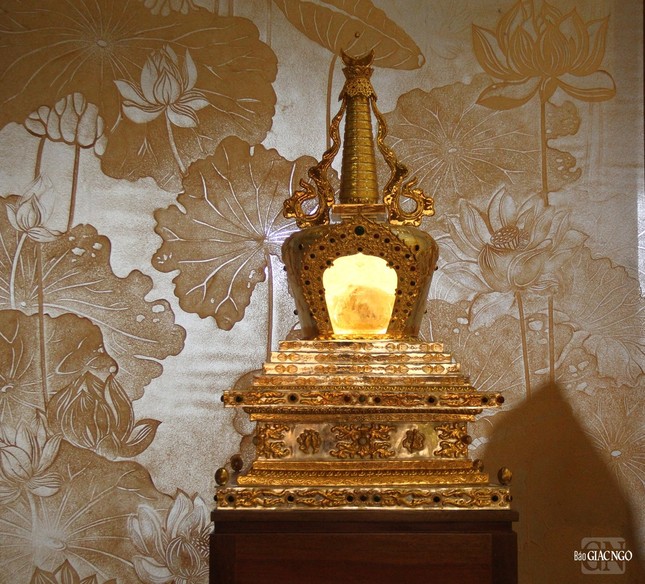 Tháp lưu giữ xá-lợi thượng thủ sau khi trà-tỳ thân tứ đại của Thượng nhân Tháp lưu giữ xá-lợi thượng thủ sau khi trà-tỳ thân tứ đại của Thượng nhân