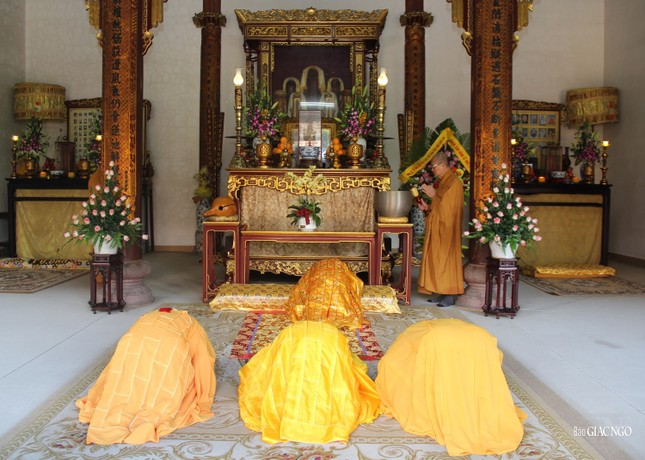 Chư Hòa thượng đảnh lễ tưởng niệm Đại lão Hòa thượng Thích Trí Quang Chư Hòa thượng đảnh lễ tưởng niệm Đại lão Hòa thượng Thích Trí Quang