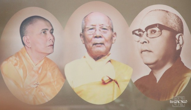 Chân dung ba vị Đại sư cùng thời, tôn thờ tại chùa Từ Đàm: Hòa thượng Thích Trí Quang, Hòa thượng Thiện Siêu và Hòa thượng Thích Thiện Minh Chân dung ba vị Đại sư cùng thời, tôn thờ tại chùa Từ Đàm: Hòa thượng Thích Trí Quang, Hòa thượng Thiện Siêu và Hòa thượng Thích Thiện Minh