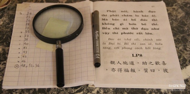 Những vật dụng quen thuộc của ngài dùng để phiên dịch, chú giải kinh, luật, luận Những vật dụng quen thuộc của ngài dùng để phiên dịch, chú giải kinh, luật, luận