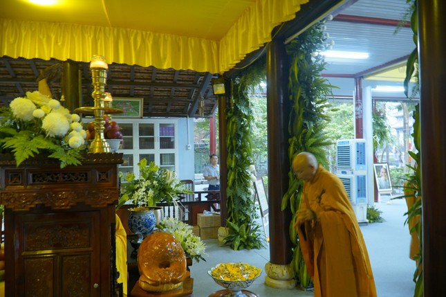 Hòa thượng Thích Minh Thông đảnh lễ trước Giác linh đài