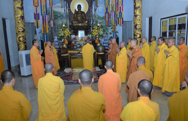 Lễ cúng ngọ tại chánh điện chùa Phật Học Quảng Trị