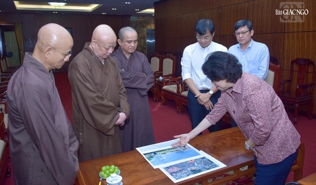 Bà Tô Thị Bích Châu trình bày về phương án quy hoạch khu vực trước chợ Bến Thành