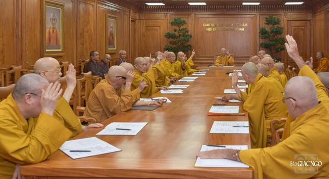 Chư Trưởng lão biểu quyết thông qua các nội dung được sự đồng thuận, thống nhất tại phiên họp