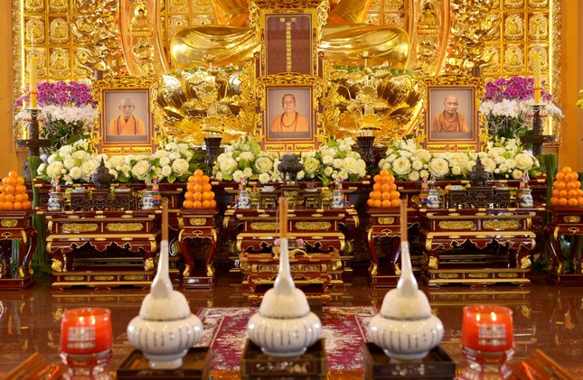 Hương án tôn trí tôn dung Đức Đệ nhất Pháp chủ Thích Đức Nhuận (1897-1993), Đức Đệ nhị Pháp chủ Thích Tâm Tịch (1915-2005), Đức Đệ tam Pháp chủ Thích Phổ Tuệ (1917-2021) và hương án tôn trí long vị chư vị Trưởng lão tiền bối hữu công tại chánh điện Việt Nam Quốc Tự - Ảnh: Bảo Toàn Hương án tôn trí tôn dung Đức Đệ nhất Pháp chủ Thích Đức Nhuận (1897-1993), Đức Đệ nhị Pháp chủ Thích Tâm Tịch (1915-2005), Đức Đệ tam Pháp chủ Thích Phổ Tuệ (1917-2021) và hương án tôn trí long vị chư vị Trưởng lão tiền bối hữu công tại chánh điện Việt Nam Quốc Tự - Ảnh: Bảo Toàn