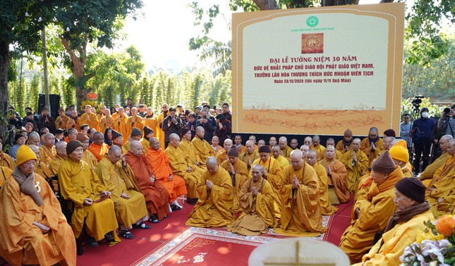 Đông đảo Tăng Ni tham dự