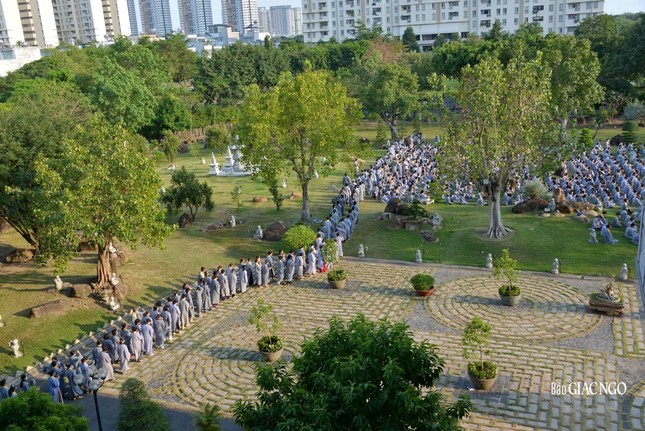 Khóa lễ trong khu vườn tượng A Di Đà trong khuôn viên chùa Huê Nghiêm