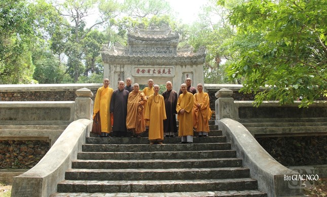 Trước bảo tháp Tổ sư trưa mùa hè năm 2020 Trước bảo tháp Tổ sư trưa mùa hè năm 2020