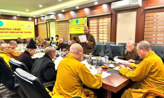 Thượng tọa Thích Đức Thiện báo cáo tại phiên họp Thượng tọa Thích Đức Thiện báo cáo tại phiên họp