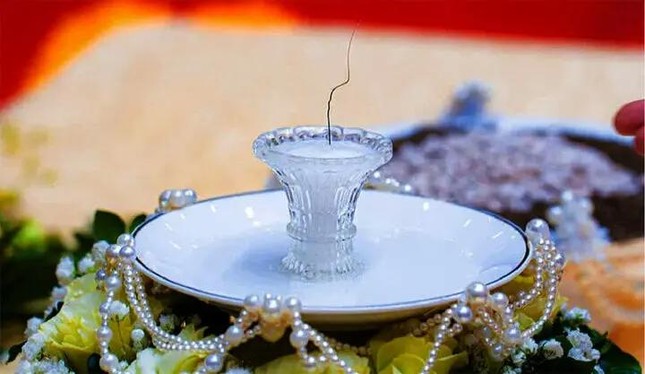 Vật thể trưng bày tại chùa Ba Vàng được cho là "xá-lợi tóc Đức Phật" 2.600 năm thỉnh từ Myanmar gây xôn xao dư luận trong thời gian qua - Ảnh: Internet Vật thể trưng bày tại chùa Ba Vàng được cho là "xá-lợi tóc Đức Phật" 2.600 năm thỉnh từ Myanmar gây xôn xao dư luận trong thời gian qua - Ảnh: Internet