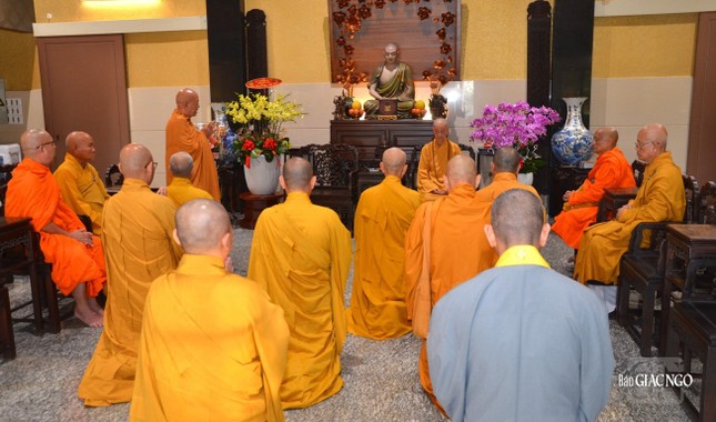 Trưởng lão Hòa thượng Thích Minh Hồng thay mặt phái đoàn tác bạch lên Đức Pháp chủ GHPGVN Trưởng lão Hòa thượng Thích Minh Hồng thay mặt phái đoàn tác bạch lên Đức Pháp chủ GHPGVN