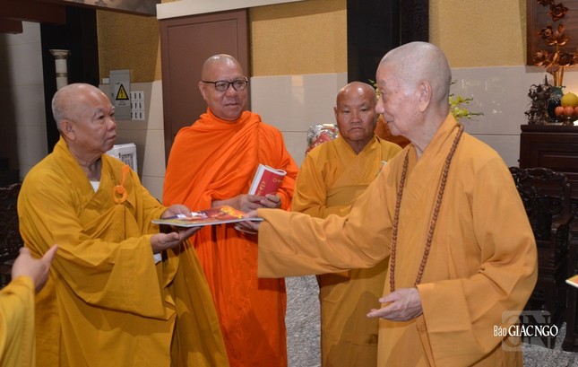 Ngài cũng trao quà tặng tinh thần đến chư vị giáo phẩm trong phái đoàn Ngài cũng trao quà tặng tinh thần đến chư vị giáo phẩm trong phái đoàn