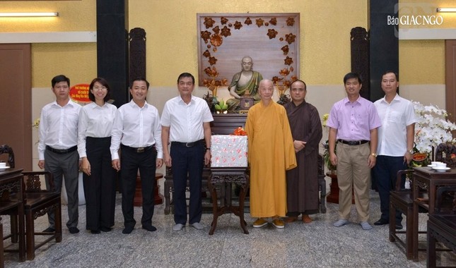 Phái đoàn Công an TP.HCM do Trung tướng Lê Hồng Nam dẫn đầu tại chùa Huê Nghiêm Phái đoàn Công an TP.HCM do Trung tướng Lê Hồng Nam dẫn đầu tại chùa Huê Nghiêm