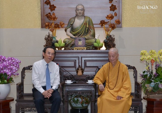 Ông Nguyễn Văn Nên, Ủy viên Bộ Chính trị, Bí thư Thành ủy TP.HCM với Đức Pháp chủ GHPGVN - Đại lão Hòa thượng Thích Trí Quảng