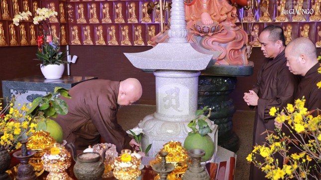 Thăm mộ tháp Liệt nữ Quách Thị Trang an trí tại Địa Tạng các