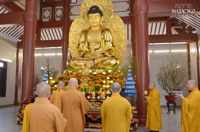 Đức Pháp chủ niêm hương tại chánh điện chùa Phổ Quang