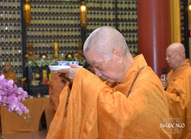 Đại lão Hòa thượng Pháp chủ GHPGVN dâng trà cúng dường