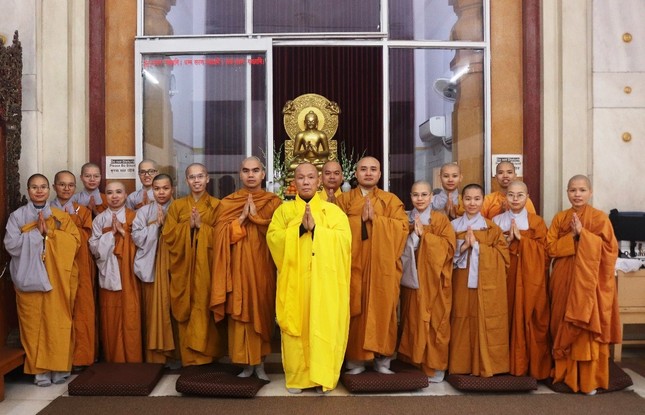 Thượng tọa Hạnh Chánh cùng với các Tăng Ni đang du học tại Ấn Độ Thượng tọa Hạnh Chánh cùng với các Tăng Ni đang du học tại Ấn Độ