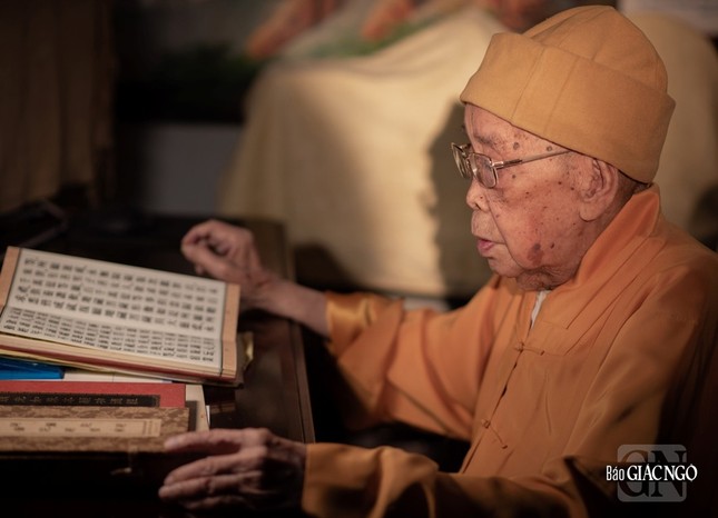 Tuổi cao nhưng ngài vẫn giữ nếp đọc sách, hành trì thường nhật - Ảnh: Đăng Huy Tuổi cao nhưng ngài vẫn giữ nếp đọc sách, hành trì thường nhật - Ảnh: Đăng Huy