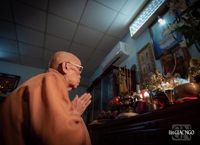 Trưởng lão Hòa thượng hành trì trong thiền thất - Ảnh: Đăng Huy Trưởng lão Hòa thượng hành trì trong thiền thất - Ảnh: Đăng Huy