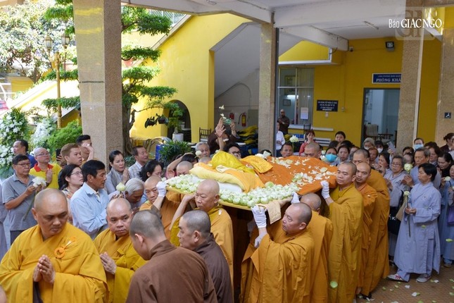 Cung thỉnh thân tứ đại Trưởng lão Hòa thượng Thích Hiển Tu rời thiền thất nơi ngài an trú hàng ngày đến giảng đường Chánh Trí