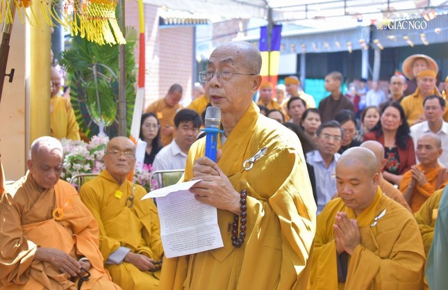 Hòa thượng Thích Nhựt Tấn, Trưởng ban Trị sự GHPGVN tỉnh Bến Tre dâng lời tưởng niệm và tri ân