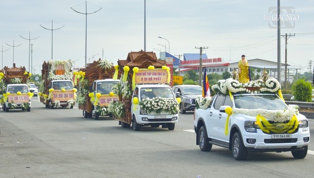 Đoàn xe cung thỉnh kim quan Trưởng lão Hòa thượng Thích Hiển Tu từ TP.HCM về quê nhà Bến Tre