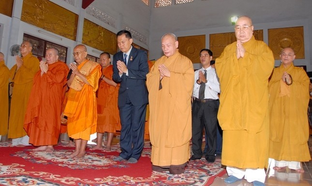 Trưởng lão Hòa thượng Thích Thiện Nhơn trong một lần cung tiếp Đại lão Hòa thượng Tep Vong và phái đoàn Phật giáo Campuchia thăm Văn phòng II GHPGVN (phái đoàn đang lễ Phật tại chánh điện thiền viện Quảng Đức, Q.3, TP.HCM) Trưởng lão Hòa thượng Thích Thiện Nhơn trong một lần cung tiếp Đại lão Hòa thượng Tep Vong và phái đoàn Phật giáo Campuchia thăm Văn phòng II GHPGVN (phái đoàn đang lễ Phật tại chánh điện thiền viện Quảng Đức, Q.3, TP.HCM)