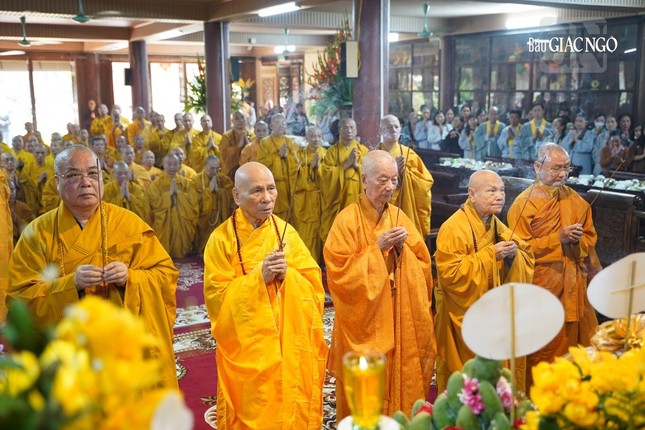 Chư tôn đức Trưởng lão Hội đồng Chứng minh, Hội đồng Trị sự dâng hương tưởng niệm Đức Đệ nhị Pháp chủ GHPGVN