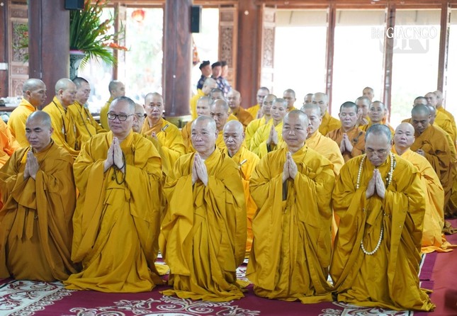 Hòa thượng Thích Bảo Nghiêm, pháp tử của Đức Đệ nhị Pháp chủ GHPGVN cùng môn đồ pháp quyến tại lễ tưởng niệm
