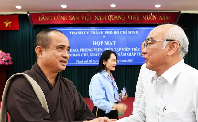 Thượng tọa Thích Tâm Hải với ông Phan Nguyễn Như Khuê Thượng tọa Thích Tâm Hải với ông Phan Nguyễn Như Khuê
